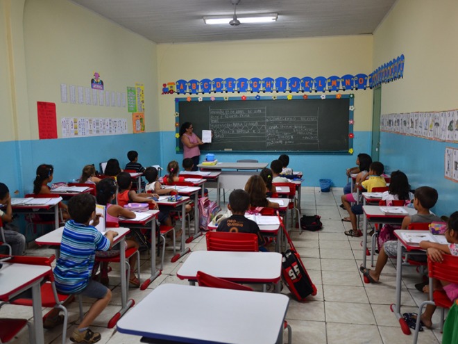 Lei complementar altera cargos de auxiliar de servi�os educacionais
