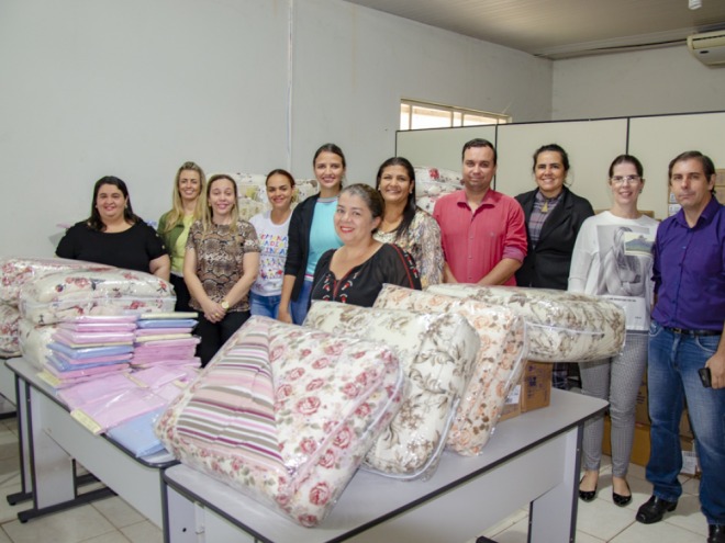 Educa��o entrega edredons e toalhas para Ceinfs municipais 